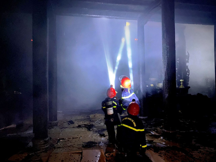 Chùa Thuyền Lâm bị cháy khu chánh điện vào đêm 23-6. Sau vụ cháy đã có trang mạng xã hội kêu gọi cúng dường xây lại chùa - Ảnh: TRẦN HỒNG