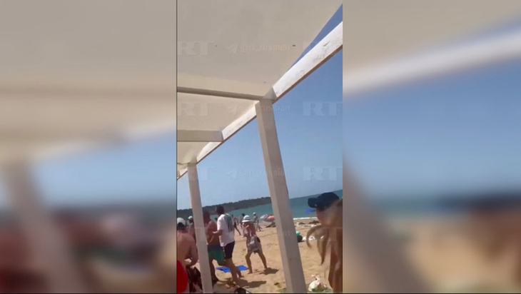 Nhiều người có mặt trên bãi biển vào thời điểm xảy ra vụ tấn công ở Crimea - Ảnh: RT
