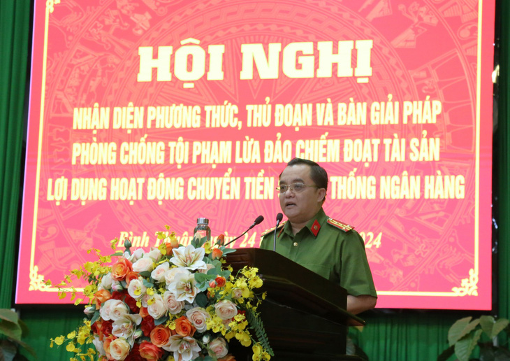 Đại tá Huỳnh Ngọc Liêm, thủ trưởng Cơ quan cảnh sát điều tra Công an tỉnh Bình Thuận, phát biểu tại hội nghị - Ảnh: ĐỨC TRONG
