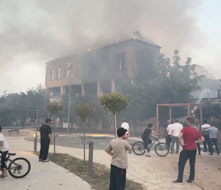 Giáo đường Do Thái ở Dagestan bị cháy sau vụ nổ súng - Ảnh cắt từ clip