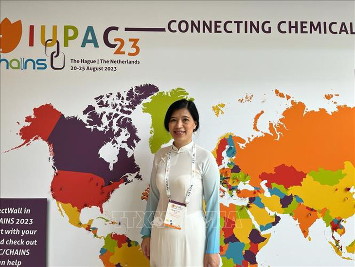 Giáo sư Nguyễn Thị Kim Thanh dự lễ trao giải thưởng "Người phụ nữ xuất sắc trong lĩnh vực hóa học hoặc kỹ thuật hóa học năm 2023" của Liên minh quốc tế về hóa học cơ bản và hóa học ứng dụng (IUPAC) tháng 8-2023 tại Den Haag, Hà Lan - Ảnh: TTXVN