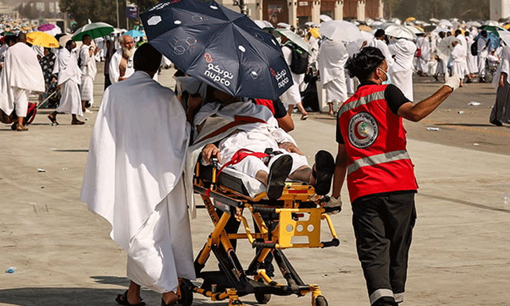 Một tín đồ Hồi giáo bị say nắng tại sự kiện Hajj năm nay - Ảnh: THE NEWS TRIBE