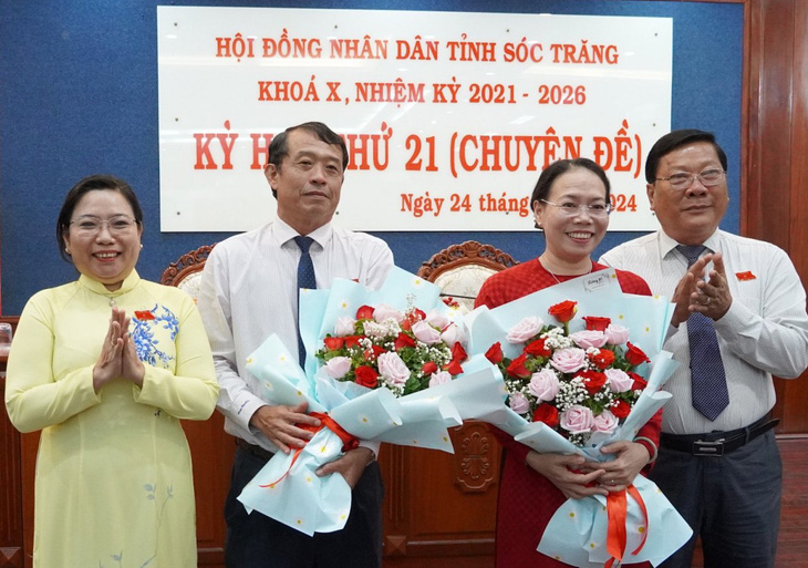 Ông Nguyễn Văn Khởi (thứ hai trái qua) vừa được bầu làm phó chủ tịch UBND tỉnh Sóc Trăng - Ảnh: KHẮC TÂM