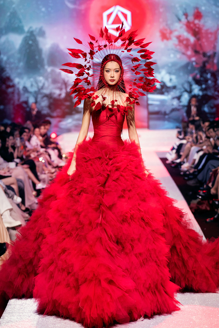 Hoa hậu Bảo Ngọc trong thiết kế đỏ rực của Lê Ngọc Lâm - Ảnh: BTC
