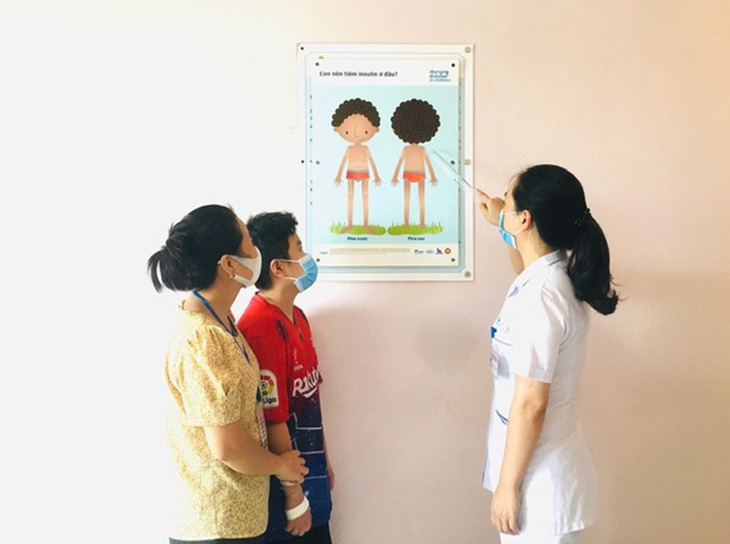 Trẻ được tư vấn điều trị đái tháo đường tại Bệnh viện Nhi trung ương - Ảnh: Bệnh viện cung cấp