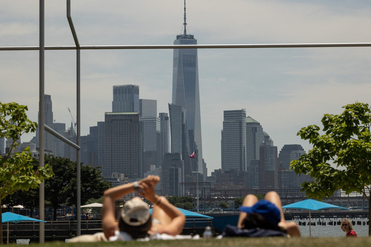 Quang cảnh dọc sông Hudson trong đợt nắng nóng ảnh hưởng tới thành phố New York hôm 20-6 - Ảnh: AFP