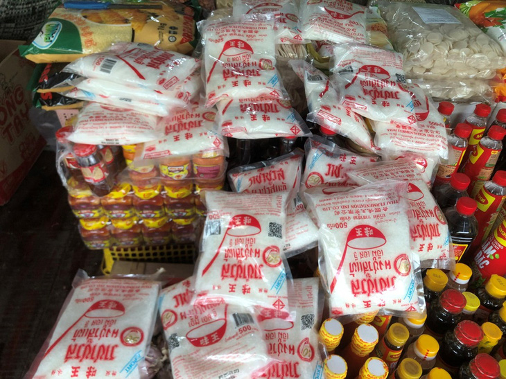Không có bất kỳ thông tin tiếng Việt nào trên bao bì bột ngọt "Cái Muỗng" để người tiêu dùng kiểm tra thành phần, hạn sử dụng…