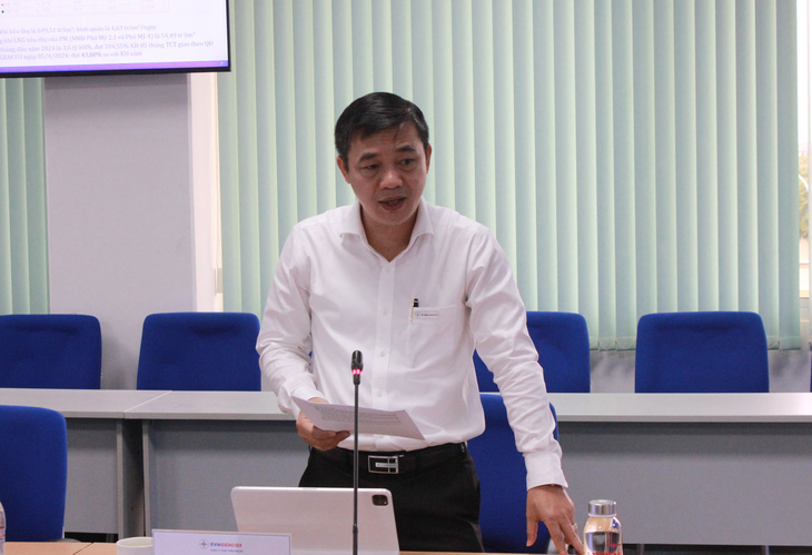 Ông Dương Thanh Dũng - giám đốc Công ty Nhiệt điện Phú Mỹ báo cáo tại cuộc họp