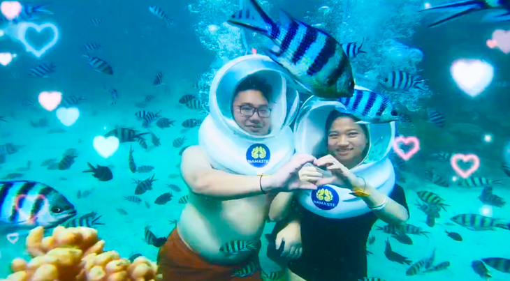 Hai bạn trẻ chọn cầu hôn dưới đáy biển ở Phú Quốc - Ảnh: TIẾN MINH
