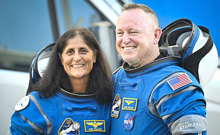 Các phi hành gia NASA của tàu vũ trụ Starliner là Butch Wilmore (phải) và Suni Williams (trái) chụp ảnh tại Trung tâm Vũ trụ Kennedy, bang Florida, vào ngày 5-6 - Ảnh: AFP
