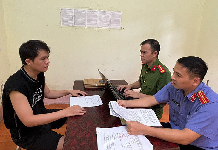 Nguyễn Đa Thuấn khai báo tại cơ quan công an - Ảnh: CÔNG AN HỮU LŨNG