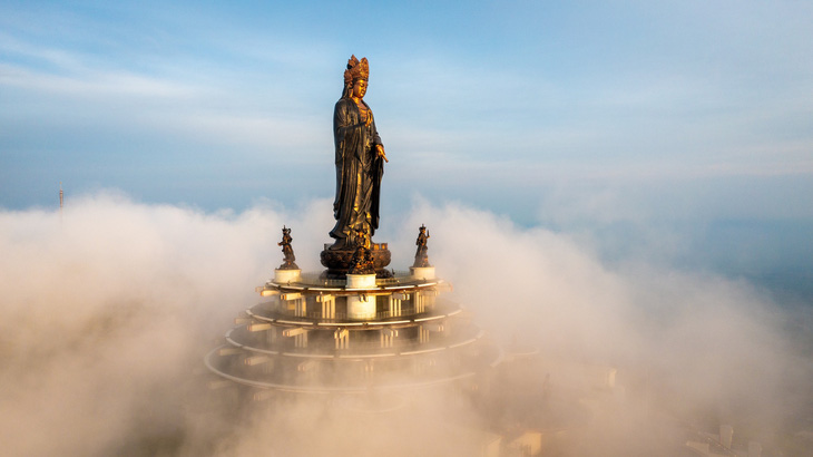 Tượng Phật Bà Tây Bổ Đà Sơn ngự tọa tại vị trí cao nhất trên đỉnh núi Bà Đen