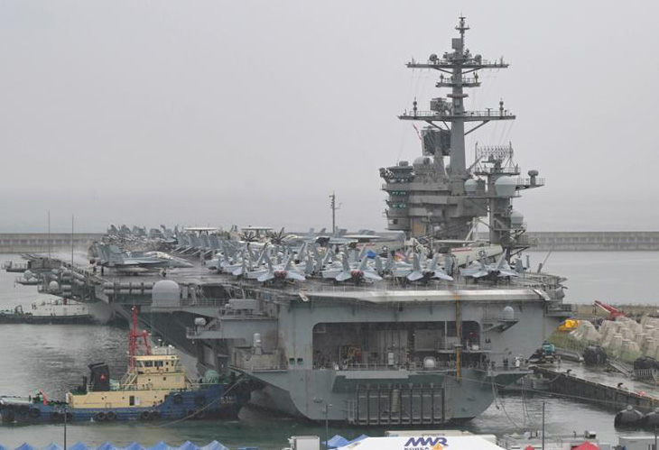 Tàu sân bay chạy bằng năng lượng hạt nhân USS Theodore Roosevelt đến căn cứ hải quân ở thành phố cảng phía Busan, đông nam Hàn Quốc, hôm 22-6 - Ảnh: YONHAP