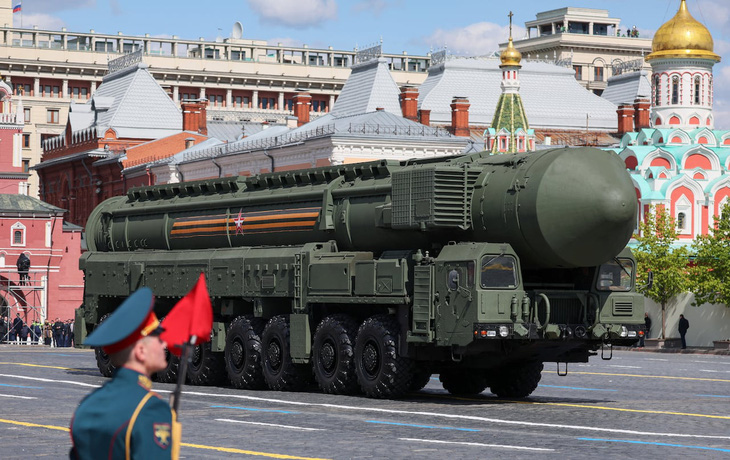Tên lửa đạn đạo liên lục địa có khả năng mang đầu đạn hạt nhân của Nga trong một cuộc duyệt binh - Ảnh: AFP