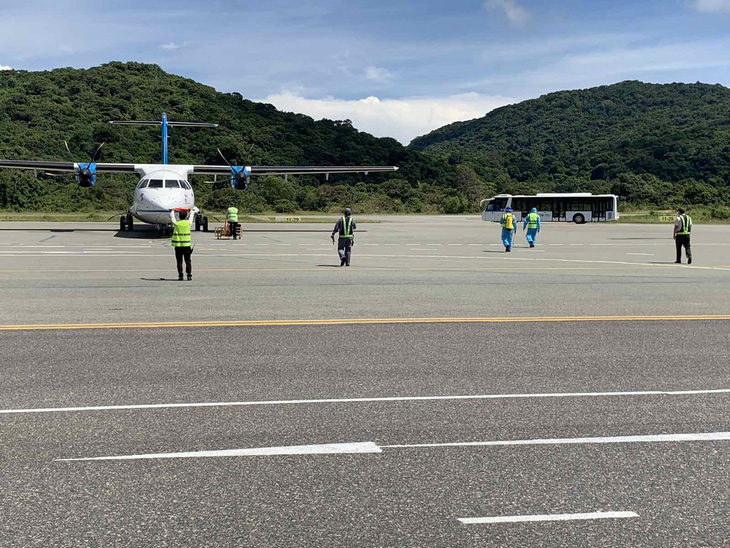 Máy bay khai thác ở sân bay Côn Đảo - Ảnh: VNA