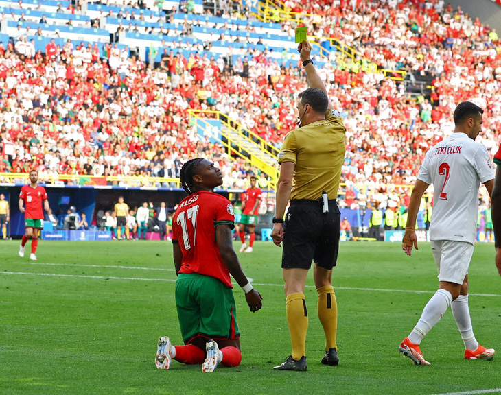 Sao tuyển Bồ Đào Nha Rafael Leao nhận thẻ vàng vì ăn vạ tại Euro 2024 - Ảnh: REUTERS