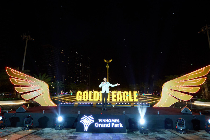 Chương trình ca nhạc chào mừng khai trương quảng trường Golden Eagle