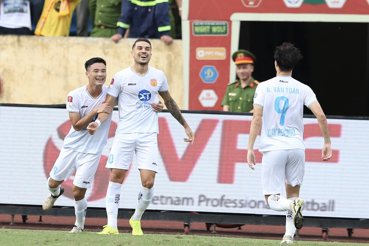 Cầu thủ Nam Định ăn mừng bàn thắng vào lưới Khánh Hòa - Ảnh: HOÀNG TÙNG