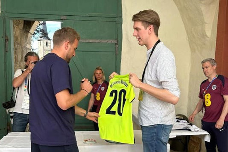 Harry Kane ký lên áo đấu của SG Lauscha/Neuhaus sau đề nghị hài hước của phóng viên địa phương