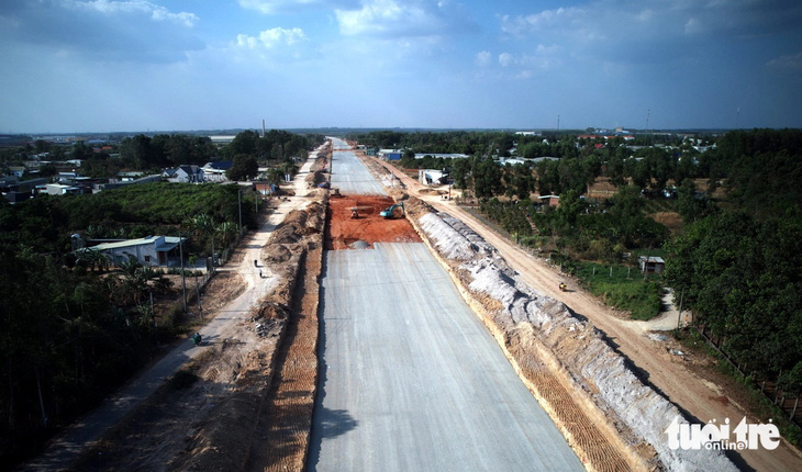 Cao tốc Biên Hòa - Vũng Tàu, đoạn đi qua thị xã Phú Mỹ đang được đẩy nhanh thi công - Ảnh: ĐÔNG HÀ