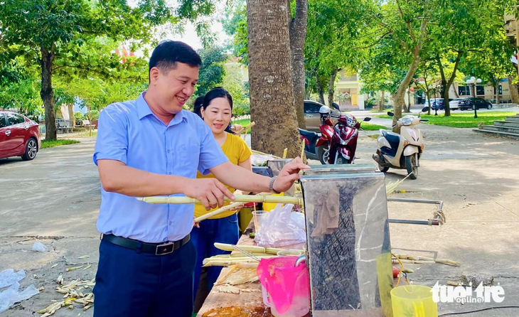 Thầy Phan Tất Khang - hiệu trưởng Trường THPT Yên Thành 3, Nghệ An - ép nước mía bồi dưỡng cho học sinh ôn thi tốt nghiệp THPT - Ảnh: TÂM PHẠM