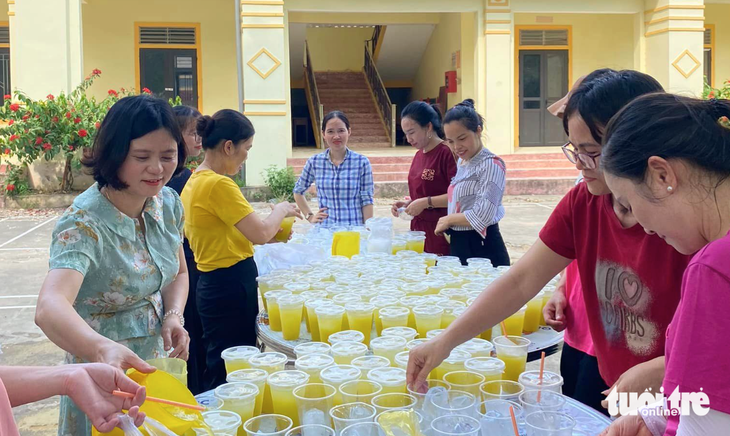 Các cô giáo chuẩn bị hàng trăm ly nước mía mát lạnh - Ảnh: TÂM PHẠM