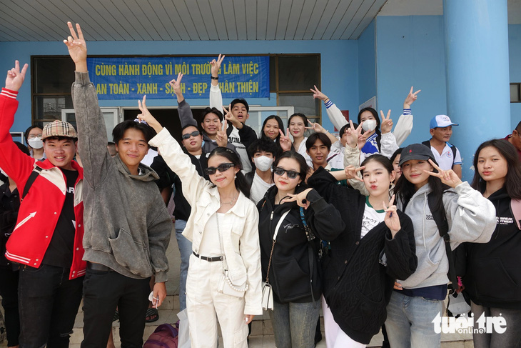 Các em học sinh lớp 12 ở Nam Du, Hòn Sơn (huyện Kiên Hải) thể hiện tinh thần quyết tâm thi đậu tốt nghiệp THPT năm 2024 - Ảnh: CHÍ CÔNG