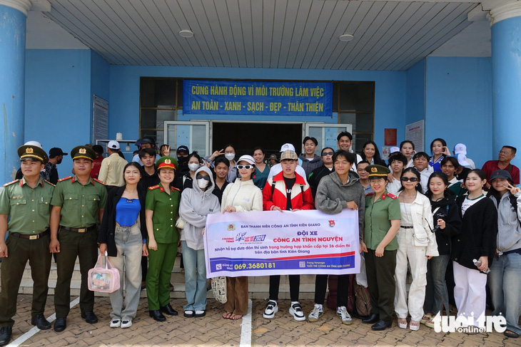 Các thí sinh chụp ảnh lưu niệm với anh chị Ban thanh niên Công an tỉnh Kiên Giang - Ảnh: CHÍ CÔNG