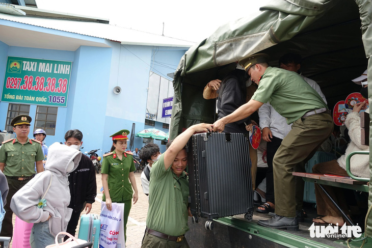 Cán bộ, chiến sĩ Công an tỉnh Kiên Giang hỗ trợ thí sinh huyện đảo đến điểm trường dự thi tốt nghiệp THPT năm 2024 - Ảnh: CHÍ CÔNG