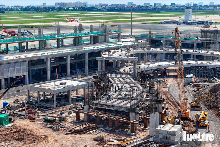 Nhà ga T3 Tân Sơn Nhất đã hoàn thiện xây thô cơ bản, phấn đấu vượt tiến độ 2 tháng (vào dịp 30-4-2025) - Ảnh: CHÂU TUẤN