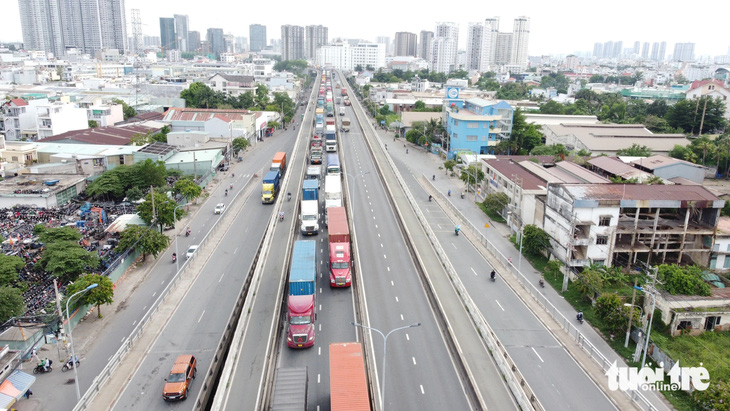 Hàng ngàn xe (đa số xe tải nặng) kẹt cứng trên cầu Phú Mỹ, hướng đi TP Thủ Đức - Ảnh: MINH HÒA