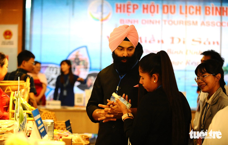 Các doanh nghiệp Ấn Độ tìm hiểu về các sản phẩm đặc trưng của Bình Định bên ngoài hội nghị - Ảnh: LÂM THIÊN