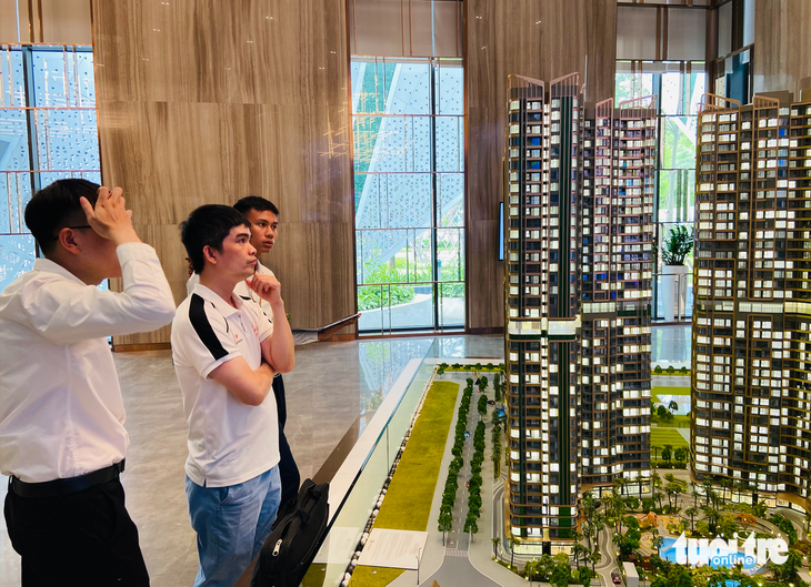 Người dân tìm hiểu dự án bất động sản tại Hà Nội - Ảnh: QUANG THẾ