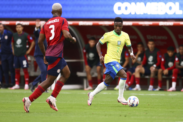 Vinicius (phải) hoàn toàn chìm nghỉm ở trận ra quân tại Copa America 2024 - Ảnh: Reuters