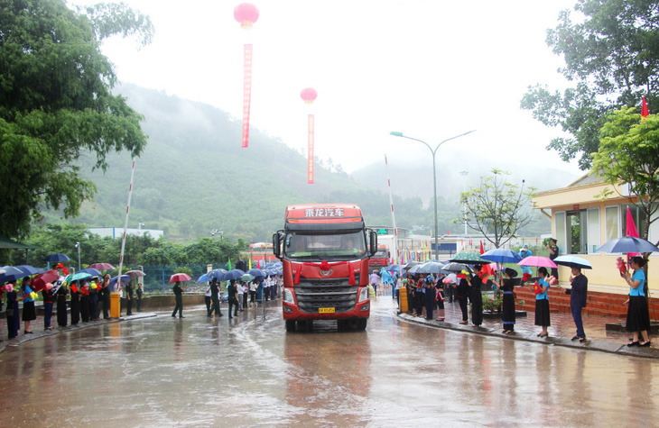 Những chuyến xe đầu tiên thông quan qua cặp cửa khẩu song phương Hoành Mô (Việt Nam) - Động Trung (Trung Quốc) - Ảnh: QUỐC THẮNG