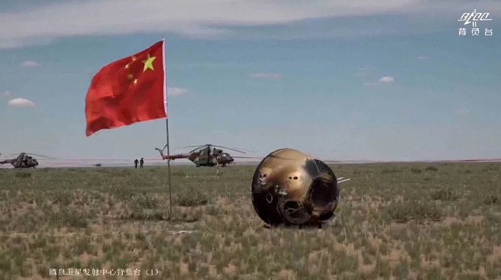 Ảnh chụp mô đun chứa mẫu vật đáp xuống vùng đồng cỏ Tứ Tử Vương, khu tự trị Nội Mông, Trung Quốc ngày 25-6 - Ảnh: CCTV