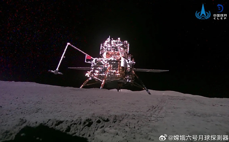 Tàu Hằng Nga 6 đang treo quốc kỳ Trung Quốc bằng cánh tay robot tại vùng tối Mặt trăng ngày 3-6 - Ảnh: WEIBO