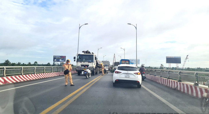 Lực lượng giao thông đang xử lý hiện trường vụ tai nạn trên cầu Rạch Miễu - Ảnh: M.T.