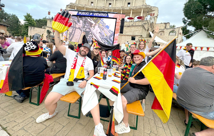 Người hâm mộ thích tụ tập ở nơi công cộng để xem các trận đấu ở Euro 2024 - Ảnh: Getty