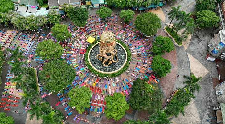 Gần 2.000 người tham gia Festival Yoga mùa hè 2024 lần II- Ảnh 1.