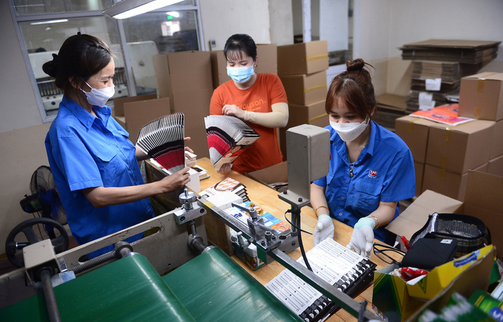 Công nhân làm việc tại Công ty cồ phần in số 7, quận Bình Tân, TP.HCM - Ảnh: QUANG ĐỊNH
