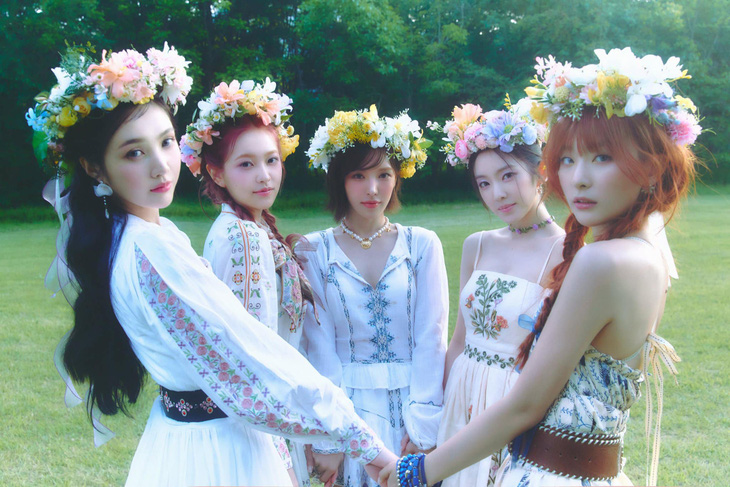 Red Velvet trong MV kỷ niệm 10 năm ra mắt Cosmic - Ảnh: SM