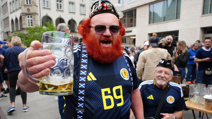 Người hâm mộ Scotland đã uống sạch bia ở Cologne (Đức) - Ảnh: PA