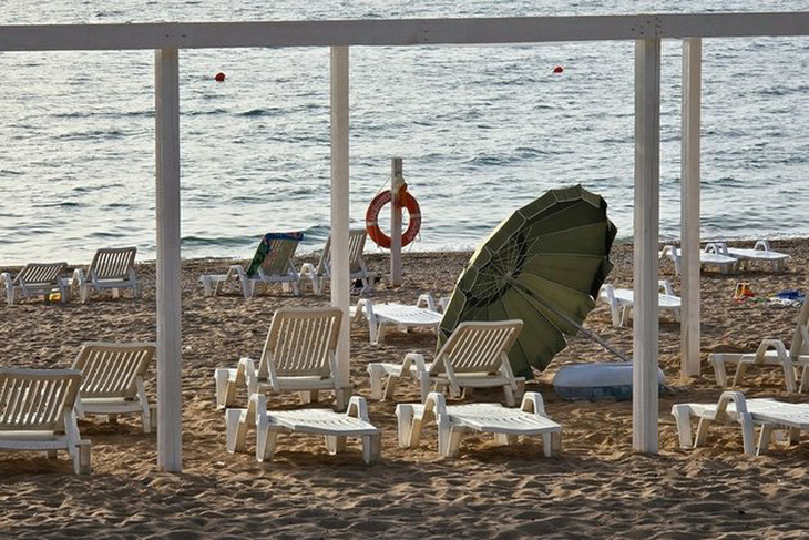 Bãi biển ở thành phố Sevastopol trở nên vắng vẻ, vài giờ sau vụ tấn công bằng tên lửa ATACMS vào bán đảo Crimea vào hôm 23-6 - Ảnh: RIA NOVOSTI