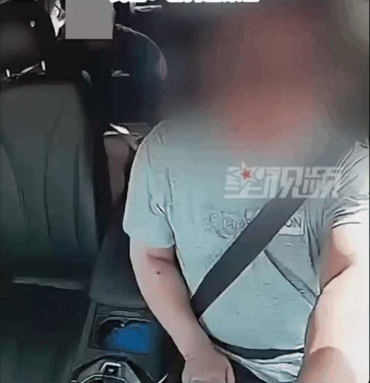 Hành khách bất ngờ tát tài xế xe công nghệ - Ảnh cắt từ video ETToday