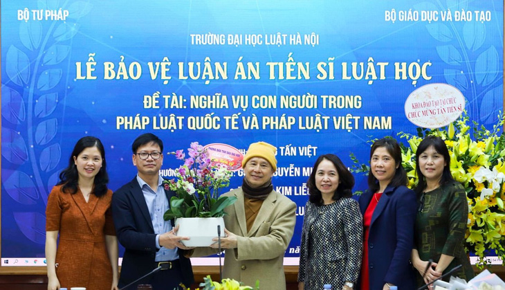 Thượng tọa Thích Chân Quang tại lễ bảo vệ luận án tiến sĩ tại Trường đại học Luật Hà Nội - Ảnh: HLU 