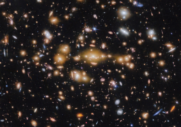 Những cụm sao nằm trong thiên hà Cosmic Gems Arc - Ảnh: ESA