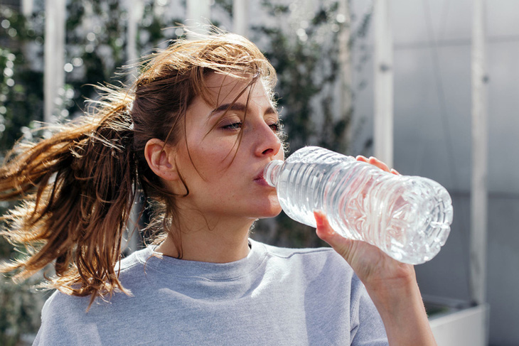 BPA, một hóa chất dùng để đóng gói thực phẩm và đồ uống, có trong chai nhựa có thể làm giảm độ nhạy cảm với insulin - Ảnh: MindBodyGreen