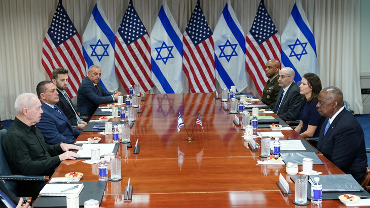 Bộ trưởng Quốc phòng Mỹ Lloyd Austin và người đồng cấp Israel Yoav Gallant gặp nhau tại Lầu Năm Góc vào ngày 25-6 - Ảnh: REUTERS