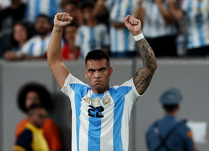 Lautaro Martínez ghi bàn thắng duy nhất giúp Argentina chiến thắng và giành vé vào tứ kết - Ảnh: Reuters